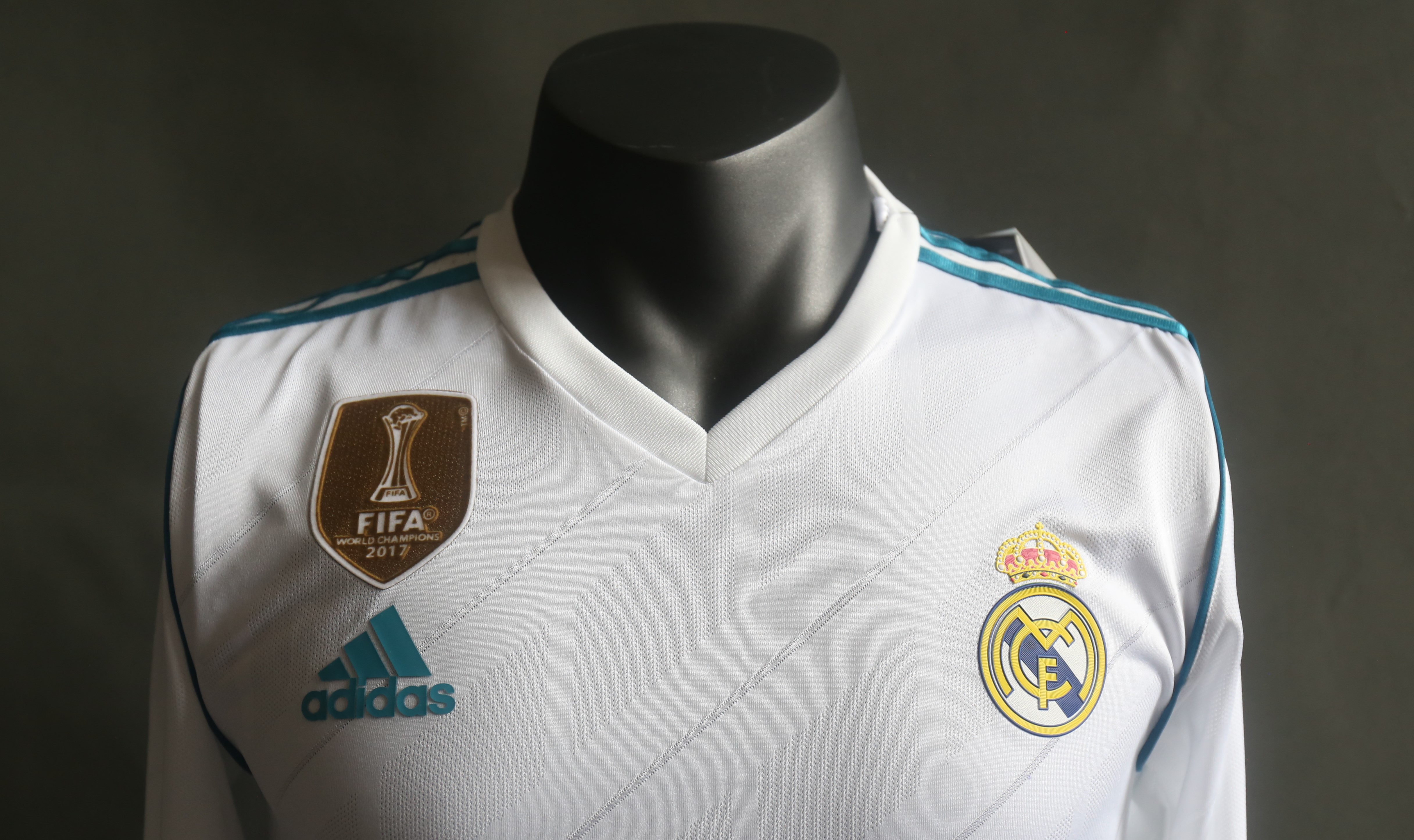 17-18 Real Madrid Home Player Long Sleeve Retro Jersey/ 17-18 皇马主场复古球员长袖