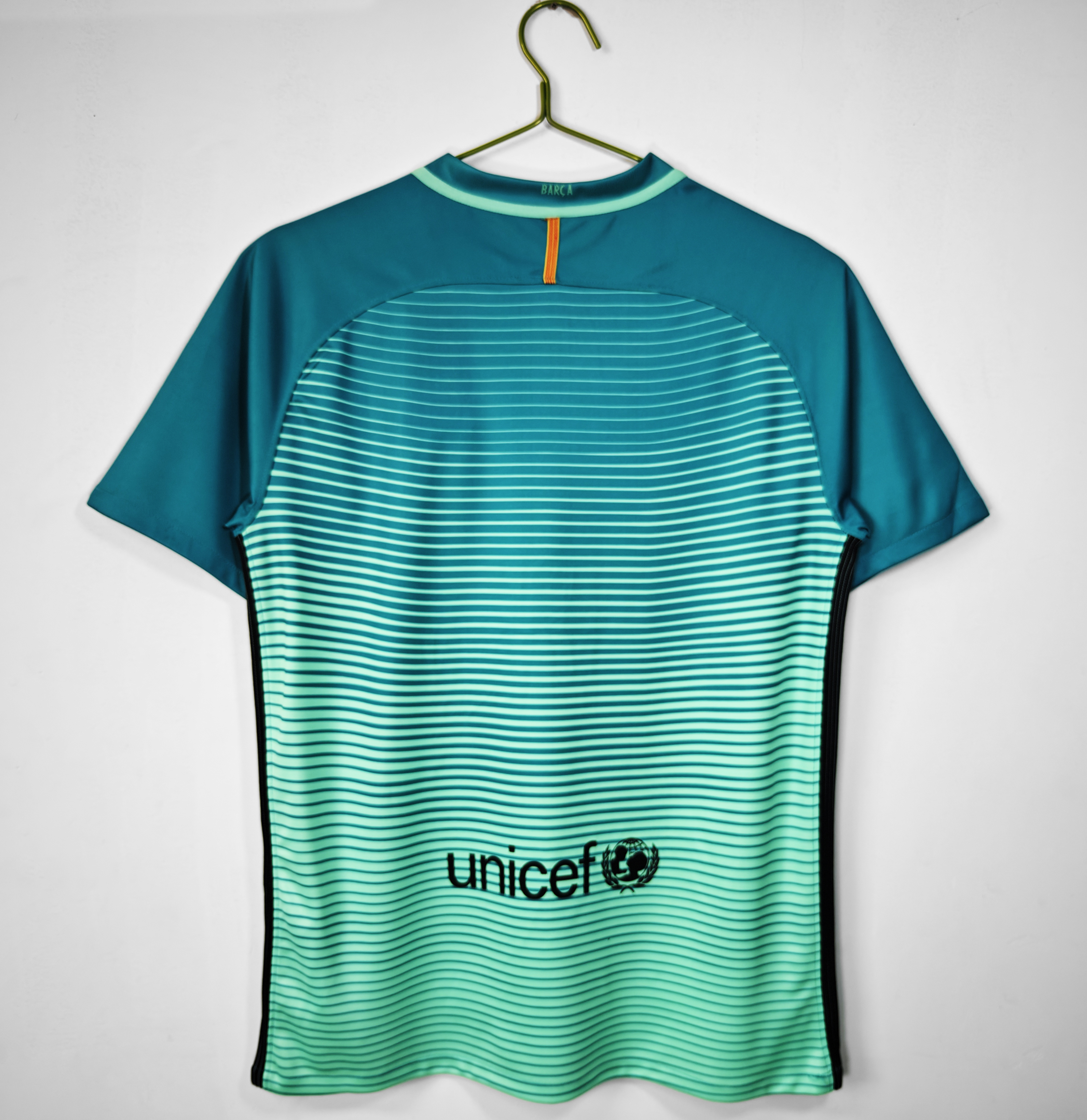 16-17 Barcelona Third Retro Jersey/16-17 巴萨第二客场球衣